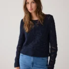 Fitted short jumper made of 100% cotton in a macramé look. Pairs well with a camisole or bralette underneath. Washing advice: we recommend washing this item in a laundry bag.
