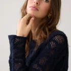 Fitted short jumper made of 100% cotton in a macramé look. Pairs well with a camisole or bralette underneath. Washing advice: we recommend washing this item in a laundry bag.