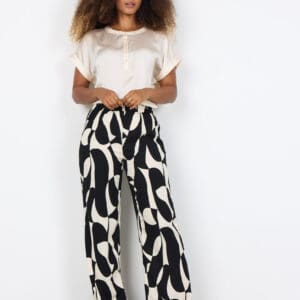 Description EN: SC-CHANISE 3-B are elegant pants crafted from 100% LENZING™ ECOVERO™ Viscose. These pants showcase a stylish abstract print and a comfortable drawstring waistband, with a full length. Pair these unique pants with a plain top and sandals for a cool, relaxed look.